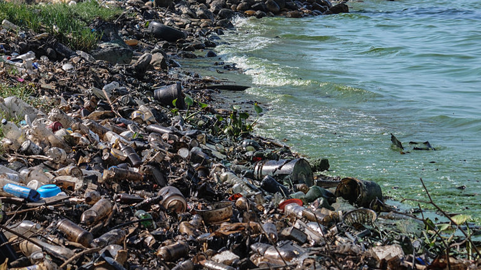 800px-Contaminacion_del_Lago_de_Maracaibo_2.jpg