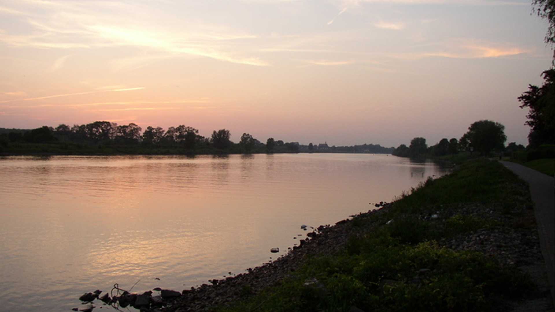dusk-on-the-maas-river-1375717_01.jpg