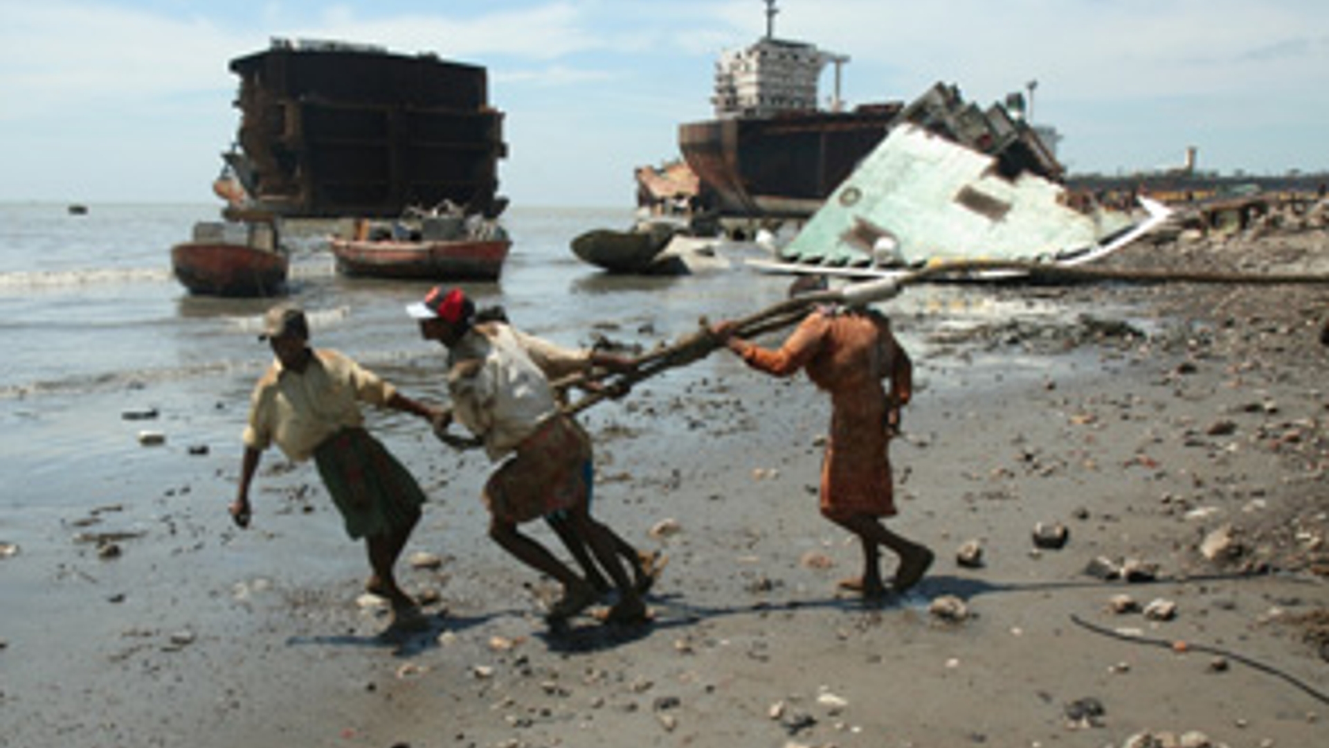 schepen-en-mannen-op-strand.jpg