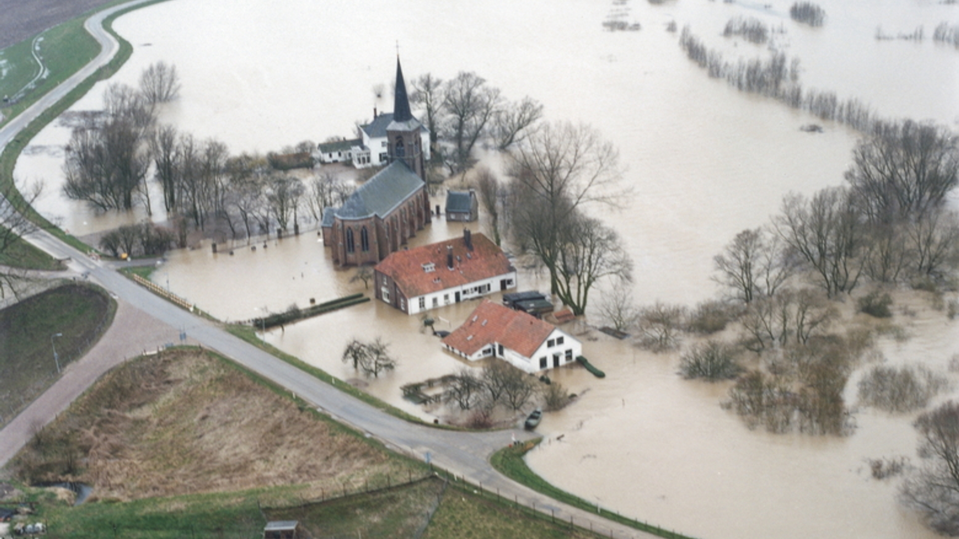 Hoogwater_Kekerdom_1995_Bron_Beeldbank_Rijkswaterstaat_0.jpg