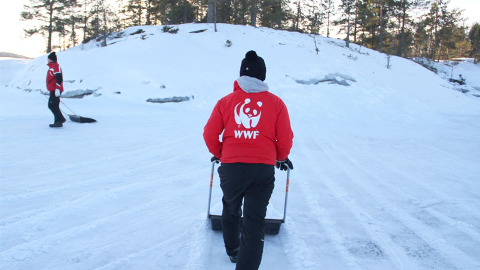 Vrijwilligers maken sneeuwhoop