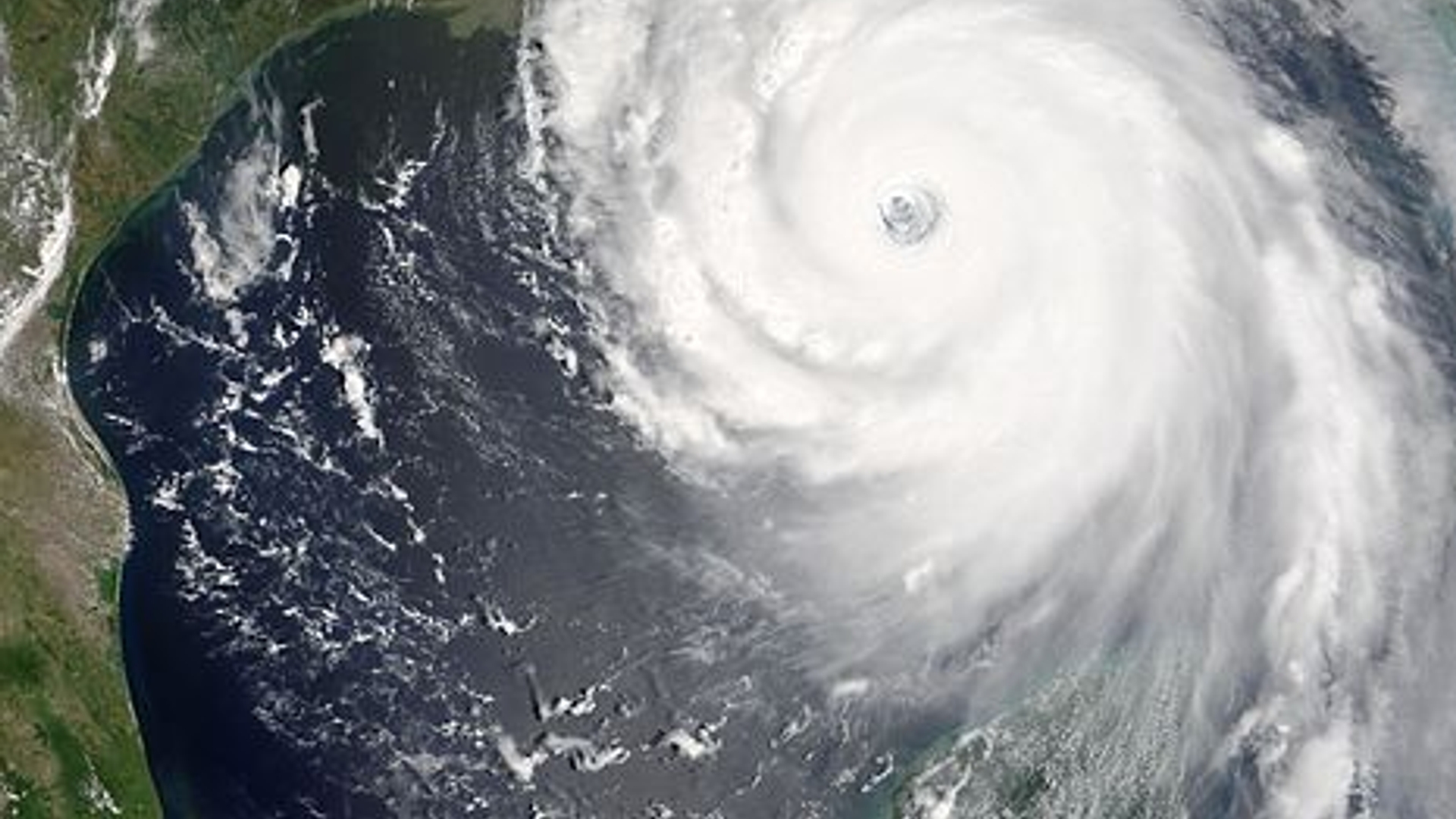 465px-Hurricane_Katrina_August_28_2005_NASA.jpg