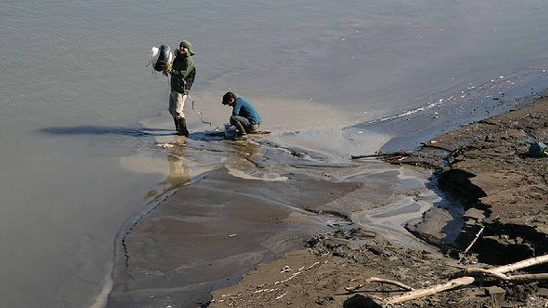 We_meten_de_yedoma_modderstroompjes_als_ze_van_de_klif_de_Kolyma_Rivier_instromen.jpg