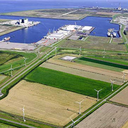 Greenpeace legt piratenschip aan de ketting in Eemshaven