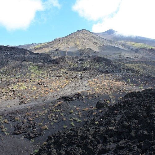 Etna spuwt lava