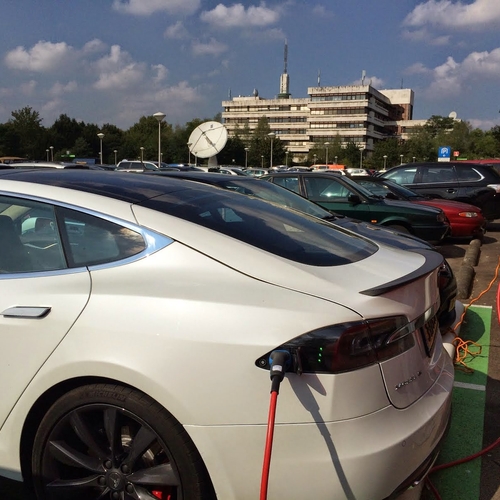 Opladen elektrische auto in daluren